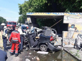 В Киеве трамвай разбил легковушку (видео)