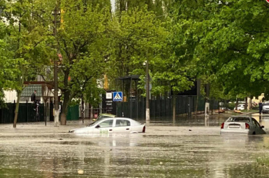 В Киеве затопило улицу (видео)