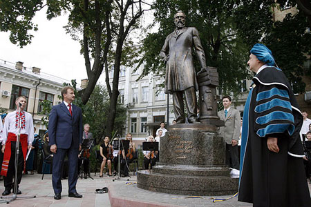 В Киеве открыт памятник. День в истории