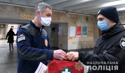 В Киевской области полицейский спас собаку (видео)