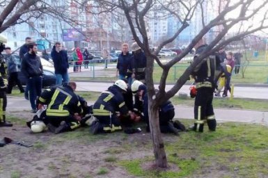 В Киеве – масштабный пожар. Пока пожарные искали воду, погибли два человека (фото)