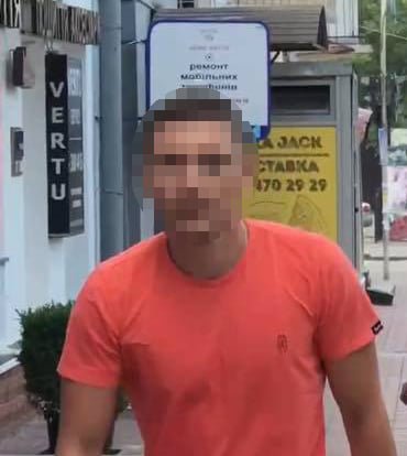 Подозреваемый в избиении около столичного гей-клуба сотрудник УГО задержан (видео)