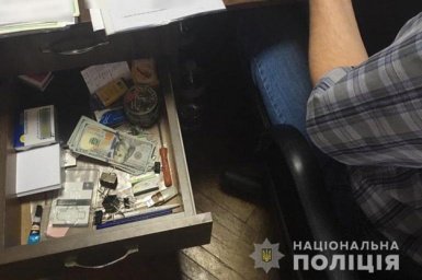 В Киеве полицейская попалась на вымогательстве взятки в размере 60 тысяч гривен