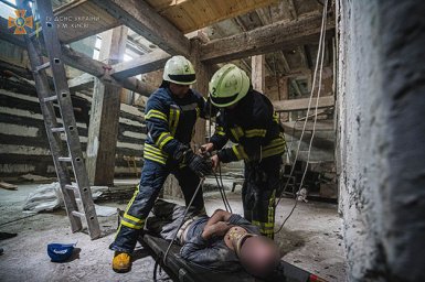В Киевской области человек упал в канаву. Понадобилась помощь спасателей