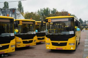 Олексій Кулеба: Для закладів освіти Київщини передали 40 шкільних автобусів