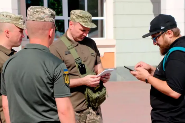З 1 вересня працівники ТЦК та СП зобов’язані носити бодікамери, — Денис Шмигаль