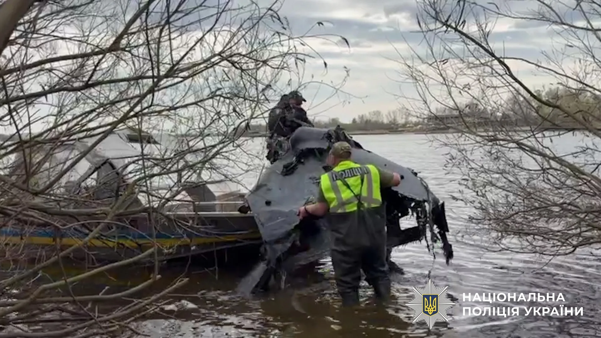 Столичні поліцейські вилучили з Дніпра безпілотник із бойовою частиною (фото, відео)