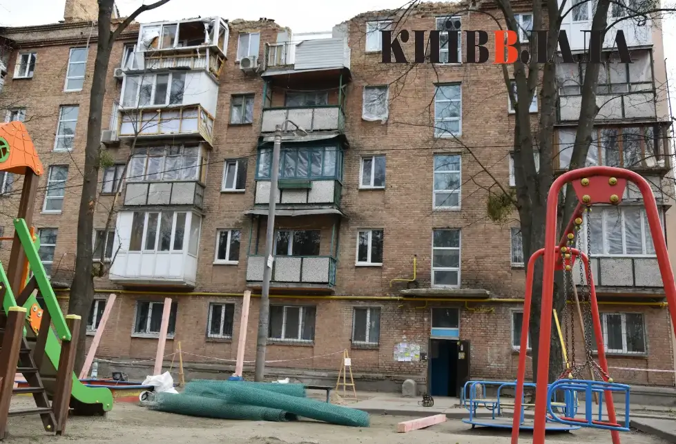У пошкодженому війною будинку на вулиці Олени Теліги, 7 за 3 млн гривень нарешті стартували протиаварійні роботи (фото)