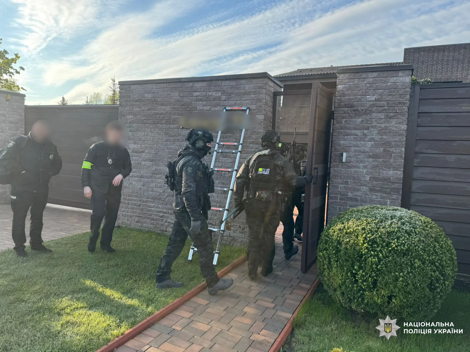 «Відмивання» майже 580 млн грн з оборонних контрактів та мінімізація податків: поліція затримала учасників ОЗГ (фото, відео)