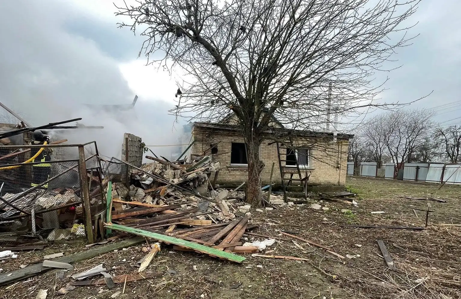 Внаслідок обстрілу в Гатному пошкоджено житловий будинок (фото)