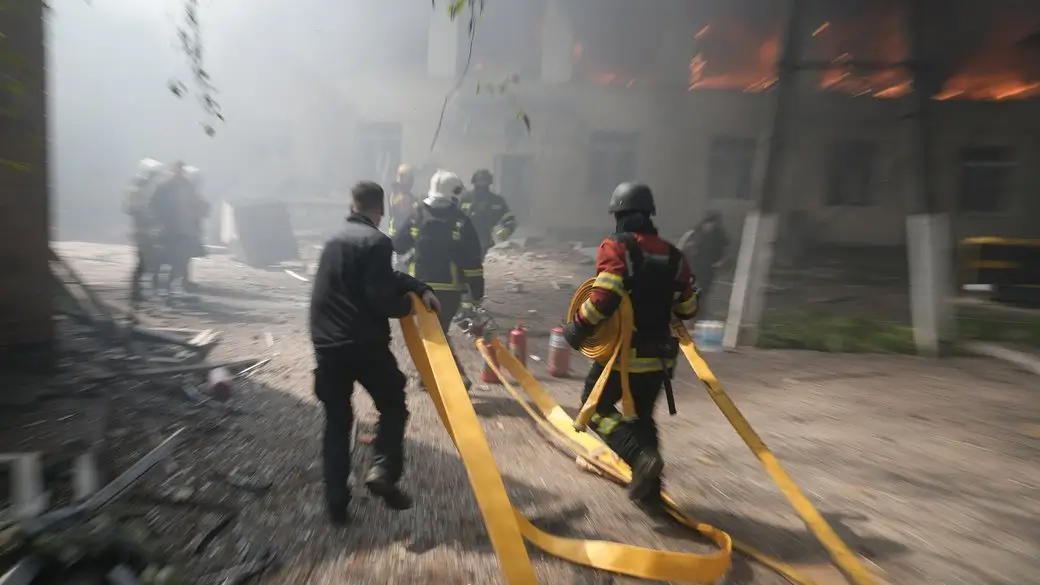 Ворожі БпЛА вдарили по дитсадку в центрі Сум, у громаді внаслідок атаки загинула жінка