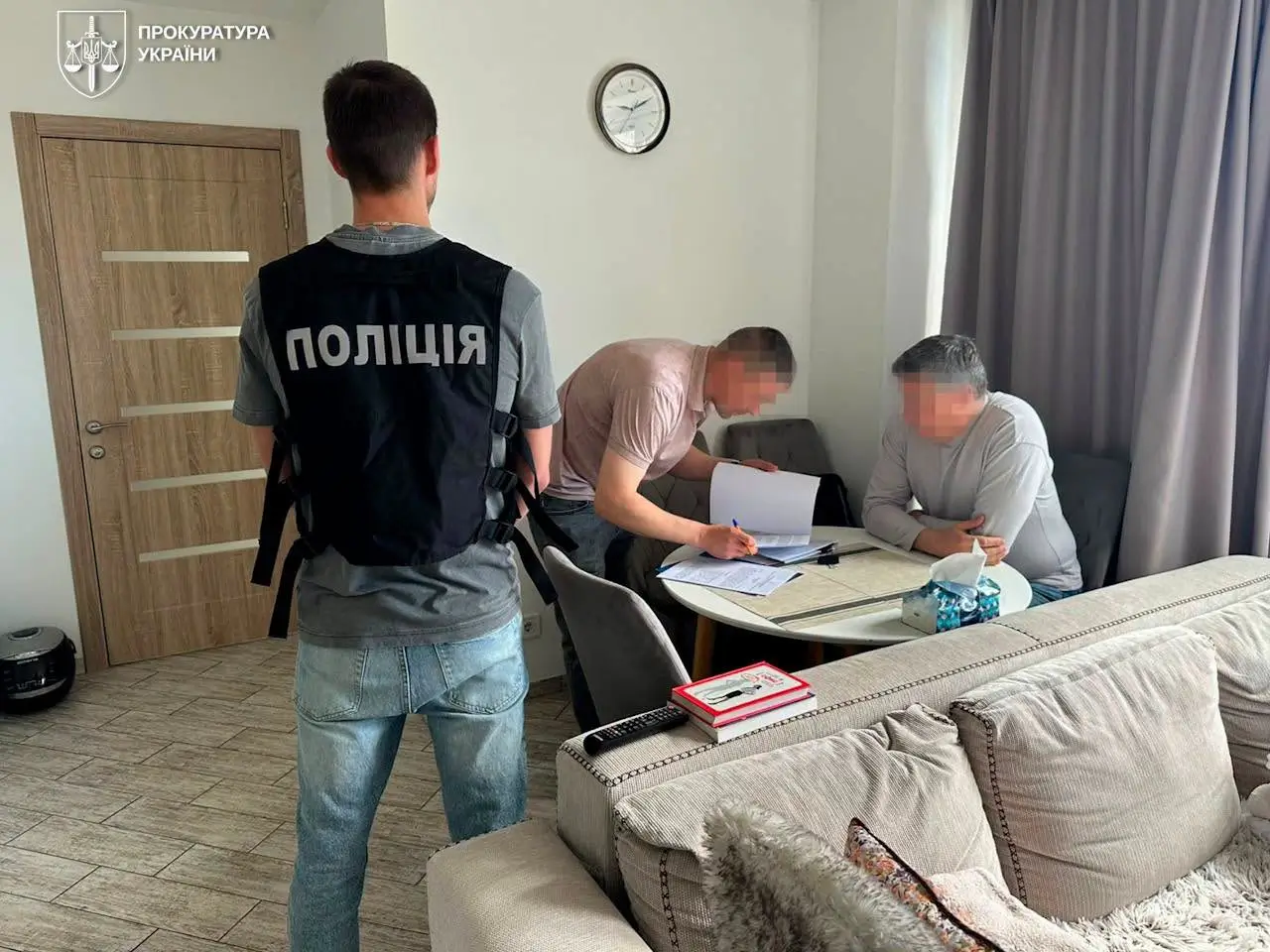 Ексміністра культури підозрюють в сприянні схемі виїзду за кордон під приводом музичних гастролей