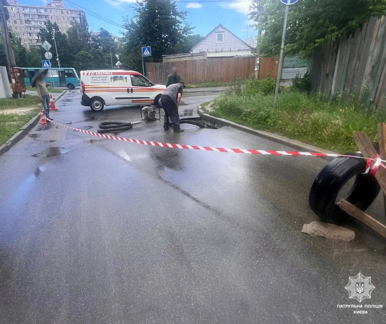 У Києві на вулиці Ушакова обмежено рух транспорту через провал асфальту