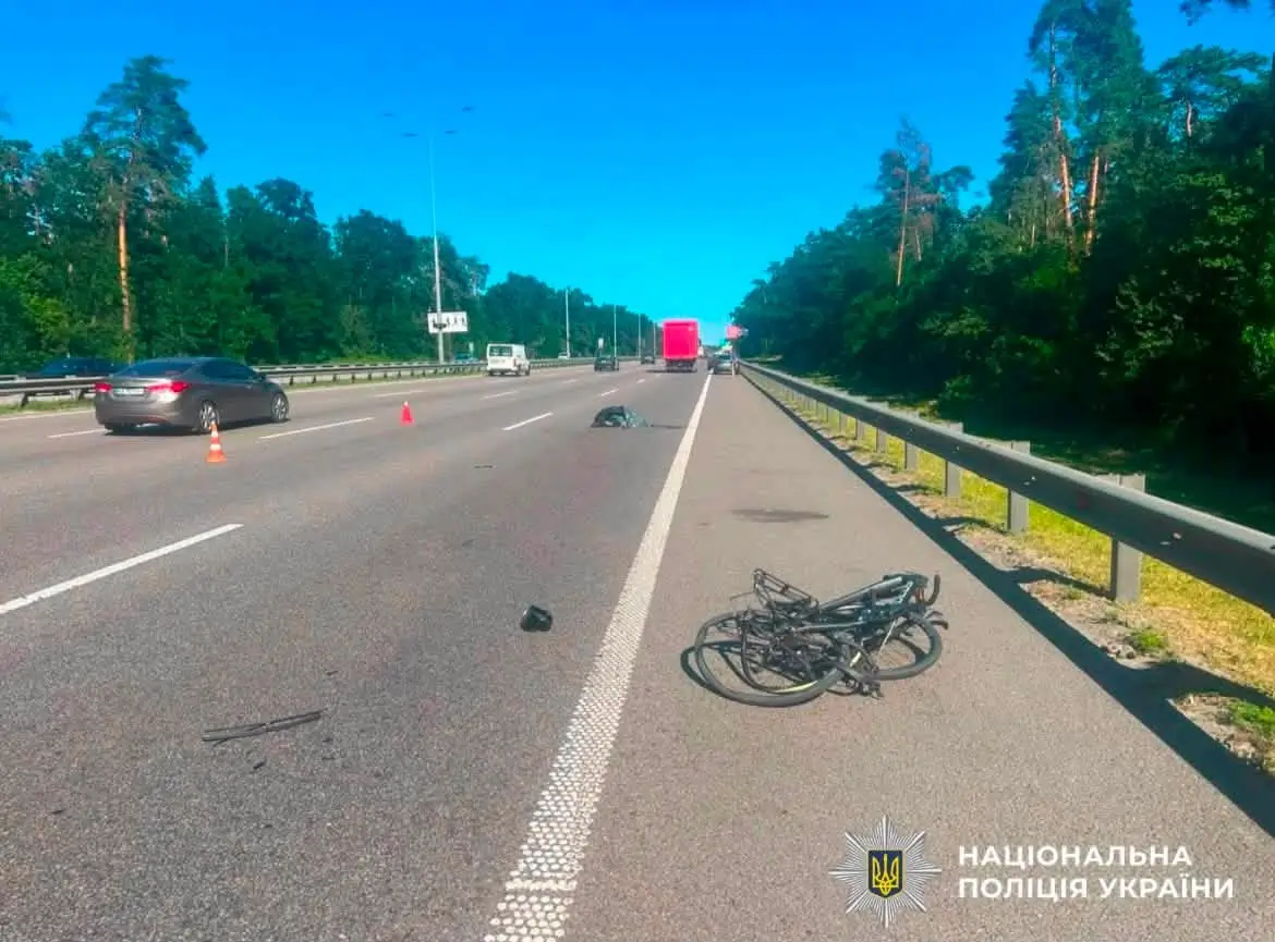 У Києві нетверезий водій збив батька та сина на велосипедах – підліток помер