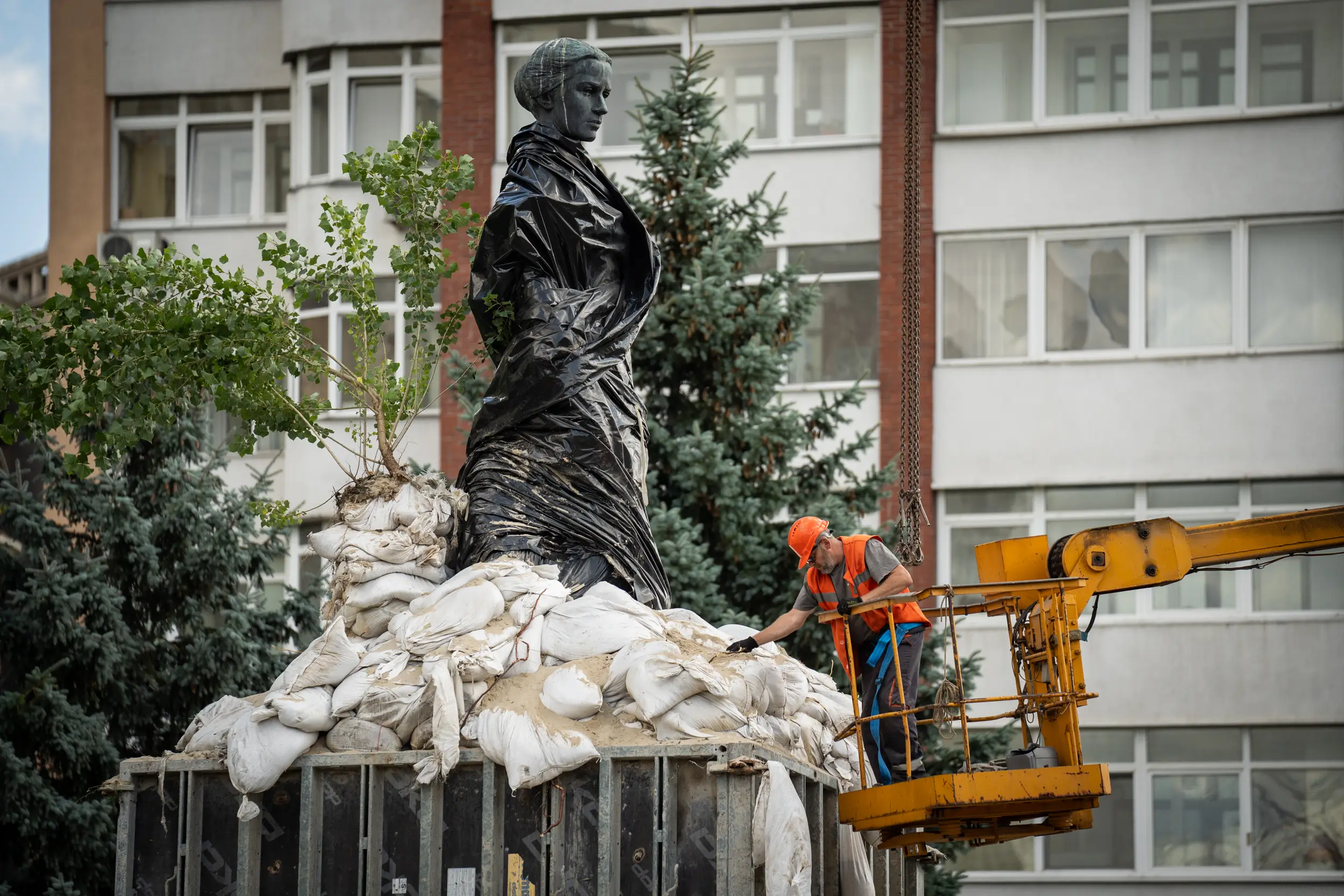 У Києві знімають захисні конструкції біля пам’ятника Лесі Українці