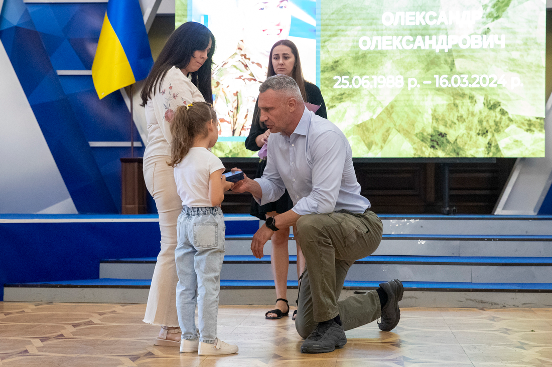 Кличко вручив нагороди родинам полеглих військових до Дня пам’яті захисників України