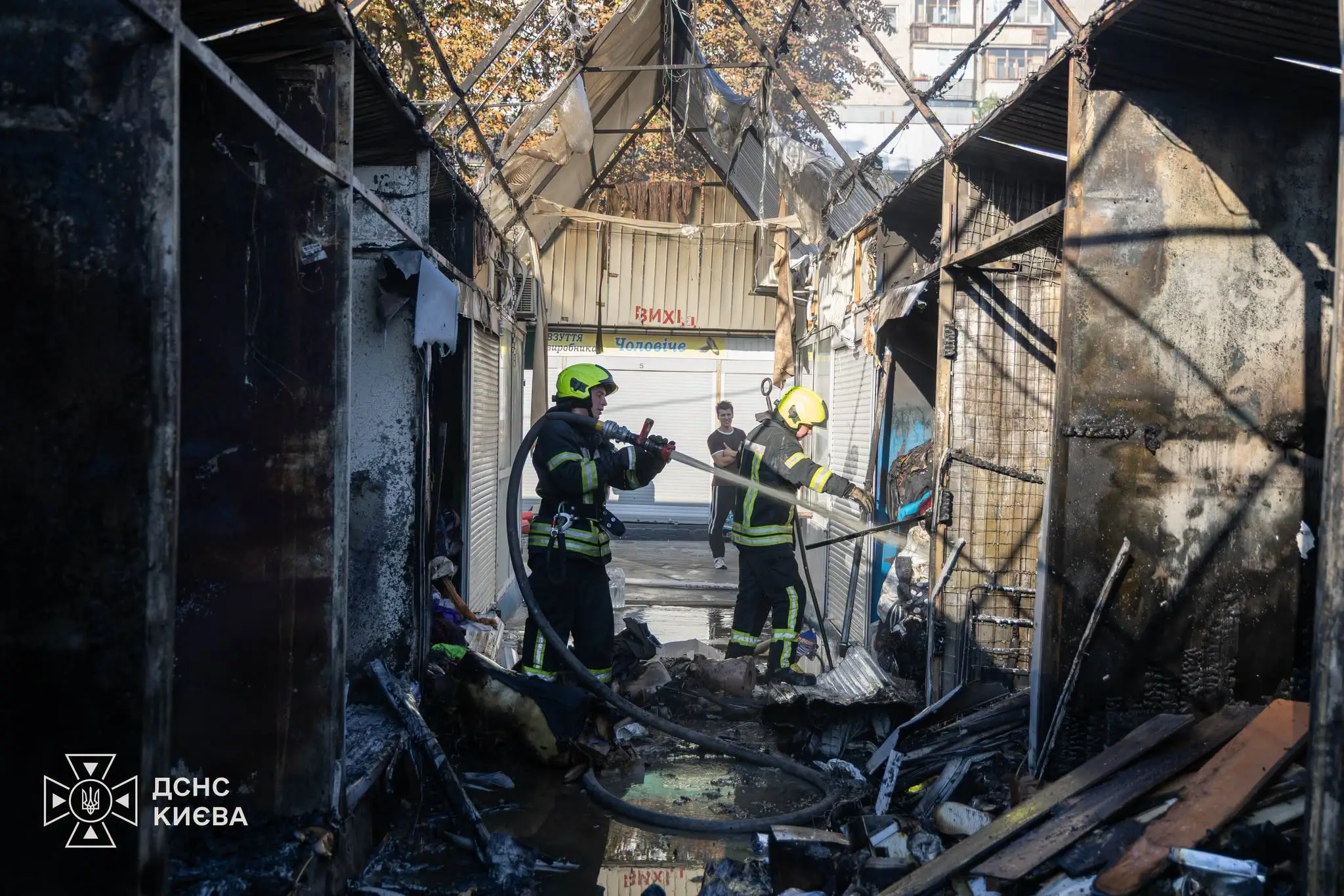 На столичному Дарницькому ринку згоріли кіоски з крамом (відео)