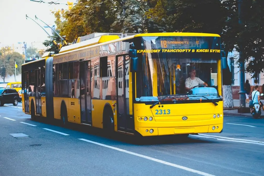У Києві 8 серпня ремонтні роботи на вулиці Іллєнка змінять рух тролейбусів (схеми)