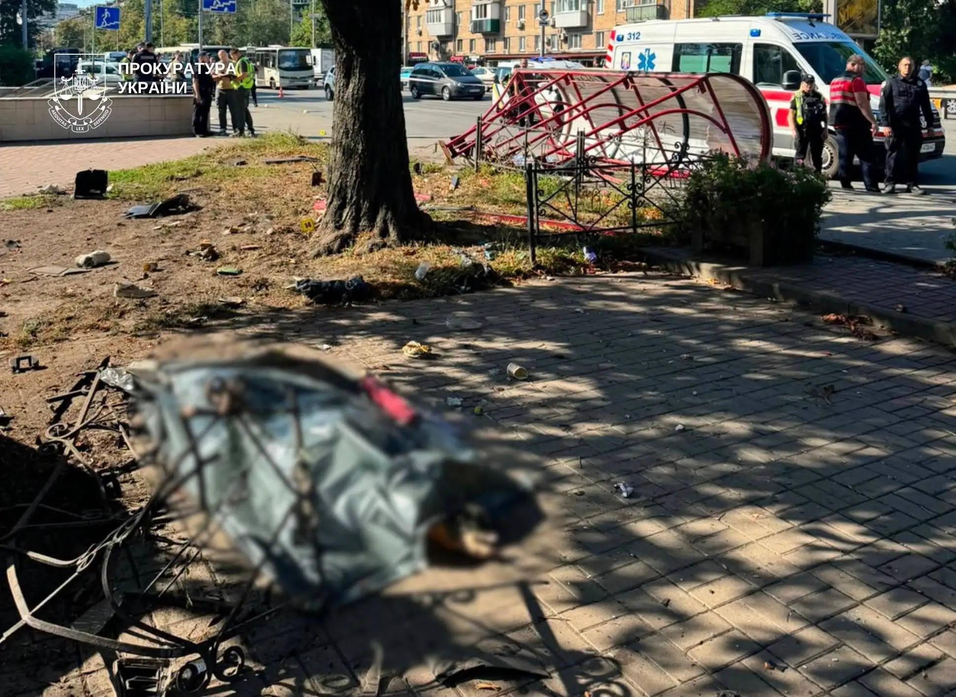 У Києві автівка влетіла у зупинку з людьми: загинуло двоє людей, ще четверо травмовано (фото, відео)