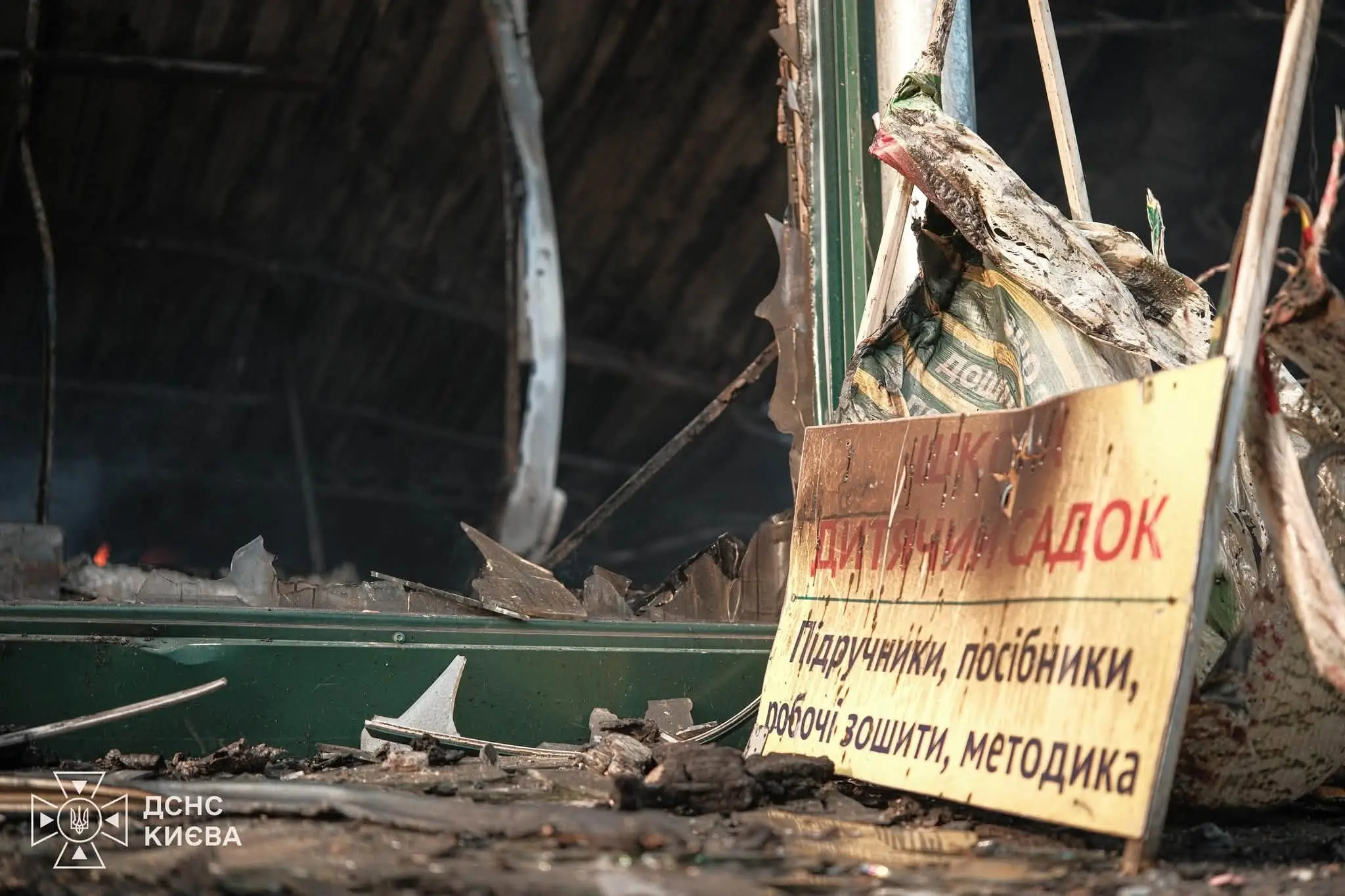 У Києві ліквідували пожежі, спричинені атакою рф, ведуться роботи у вестибюлі станції метро “Почайна”