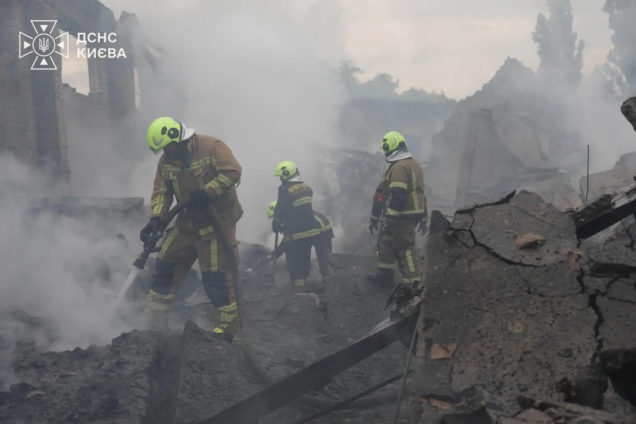 У Києві нічна атака спричинила пожежі у двох районах, є постраждалі