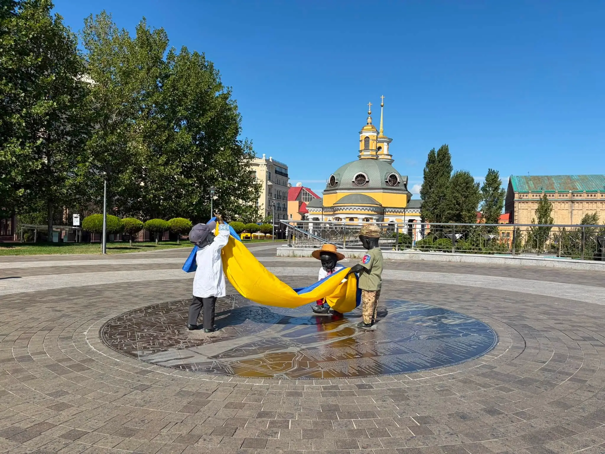 У Києві скульптури малюків-засновників вбрали у святковий стрій (фото)