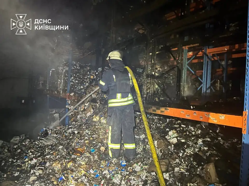 У Бориспільському районі під повторним ворожим ударом опинилося логістичне складське приміщення (фото, відео)
