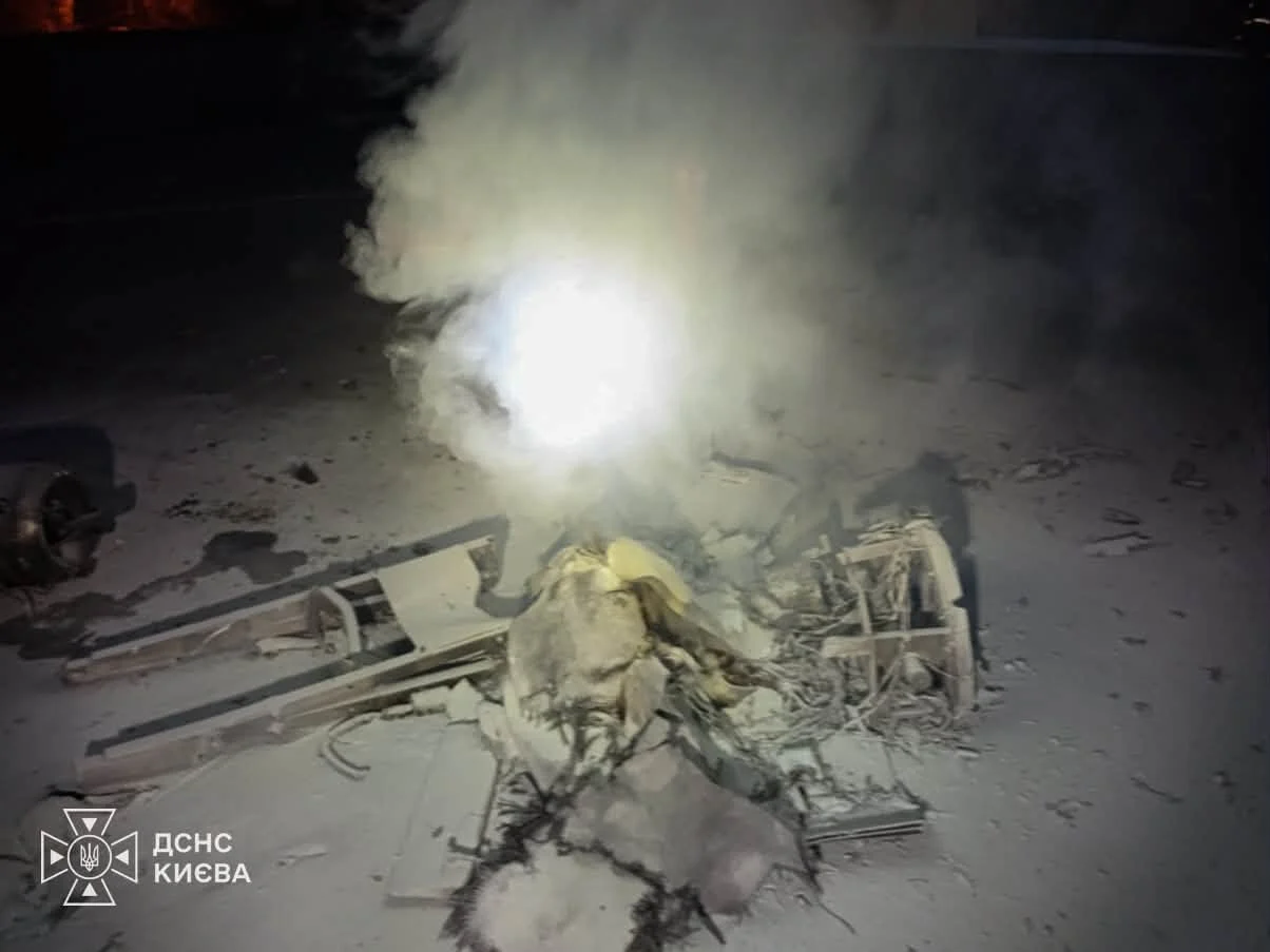 Рятувальники ліквідували пожежу спричинену російською атакою на столицю (фото)
