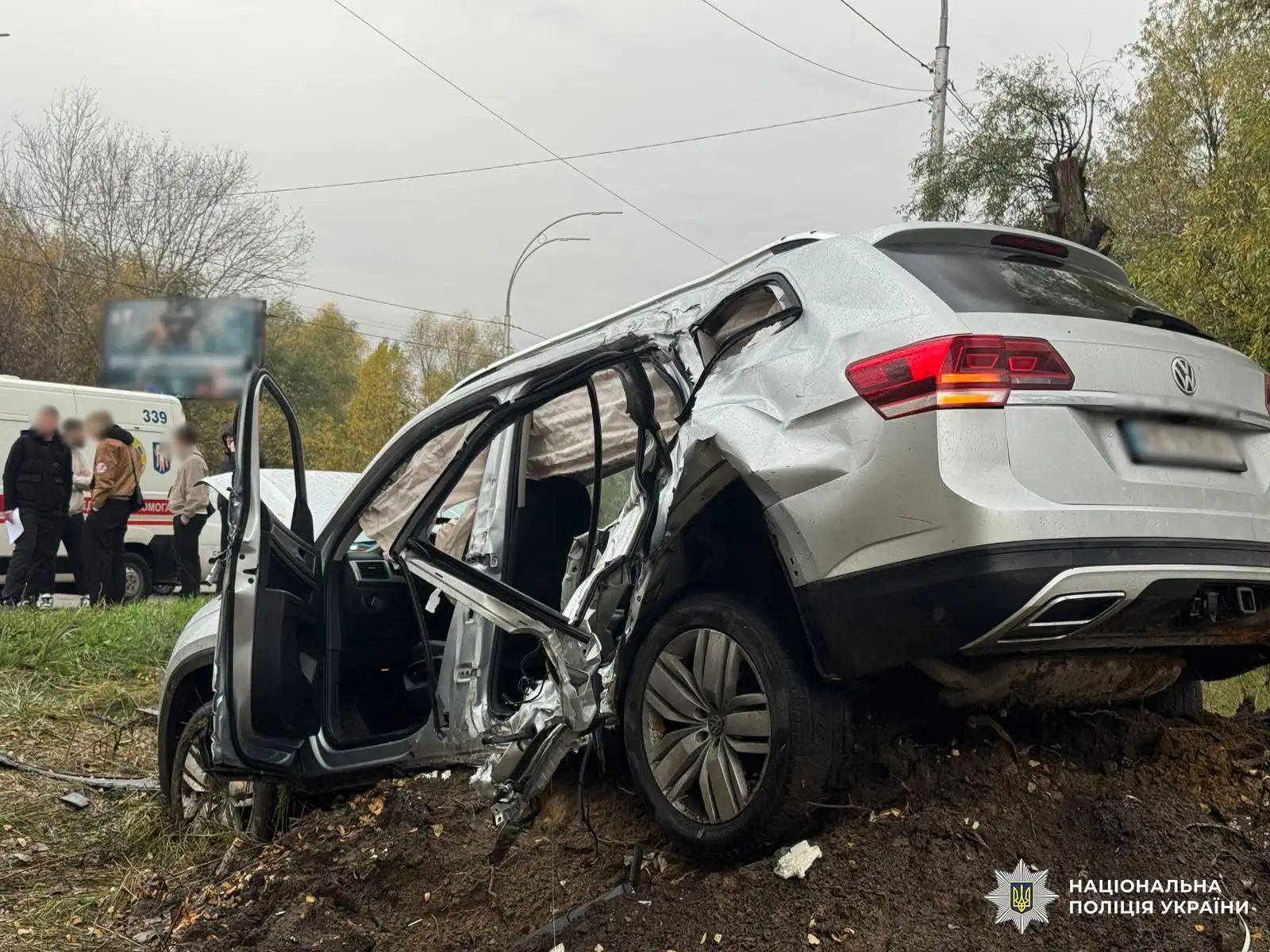 У Голосіївському районі джип врізався в електроопору: загинув пасажир, двоє травмованих