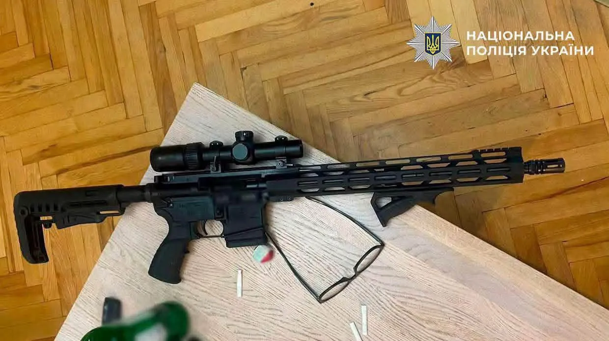 У Києві судитимуть чоловіка, який після сварки із сусідом стріляв із балкона в бік Audi Q8