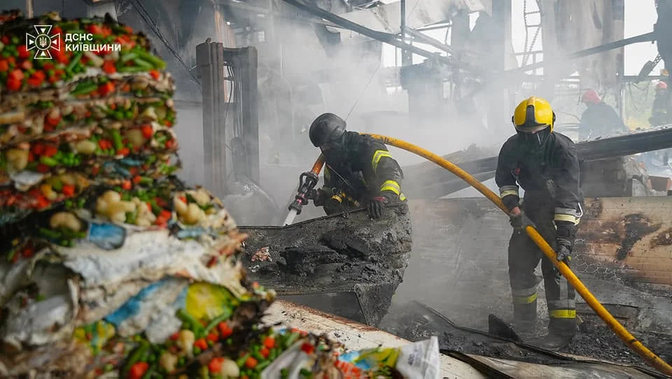 Внаслідок атаки російських дронів у Бучанському районі виникла пожежа у складському приміщенні (фото, відео)